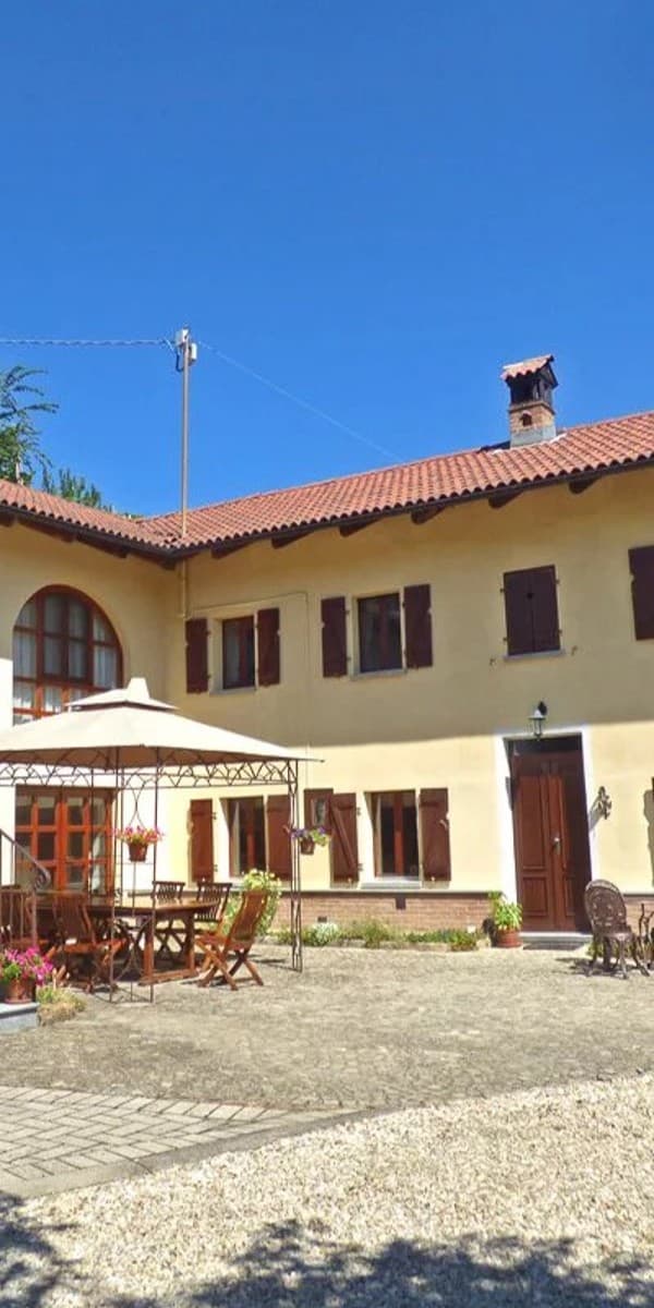 Villa with Infinity Pool in Mango, Piedmont