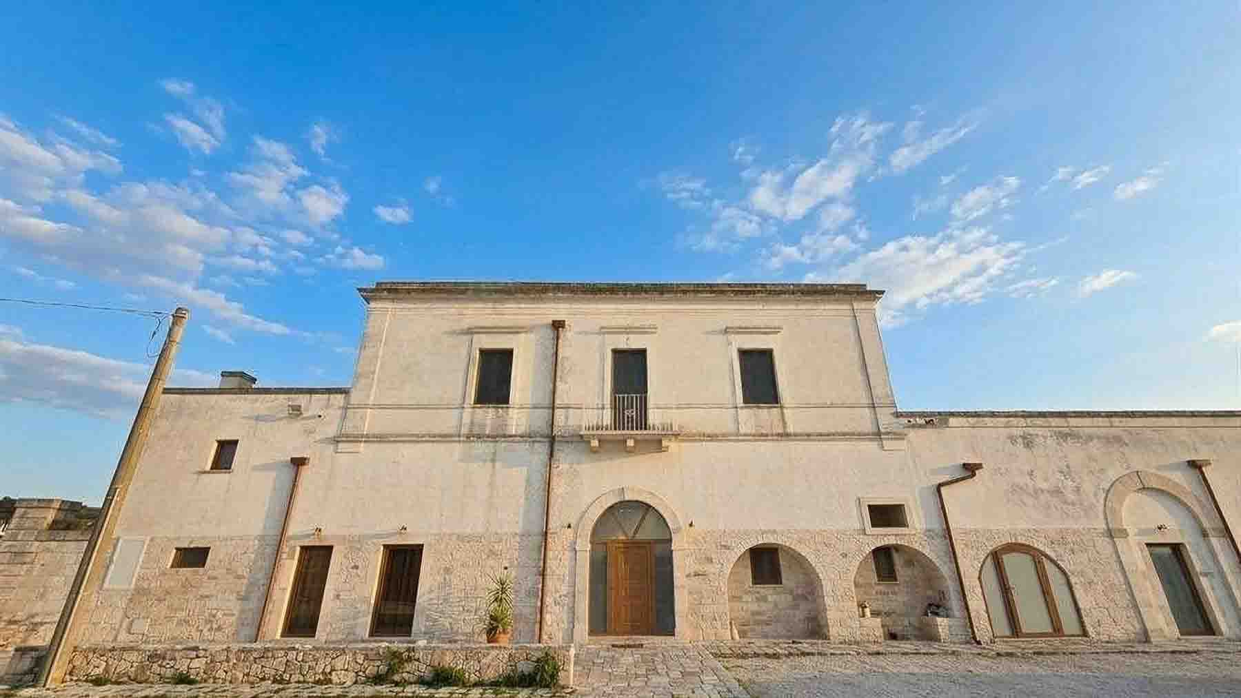 Masseria in pietra con piscina a Mottola, Puglia