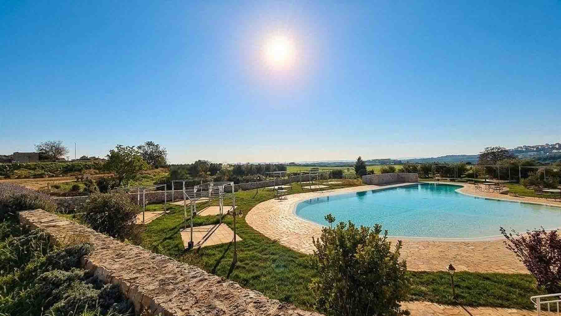 Masseria in pietra con piscina a Mottola, Puglia