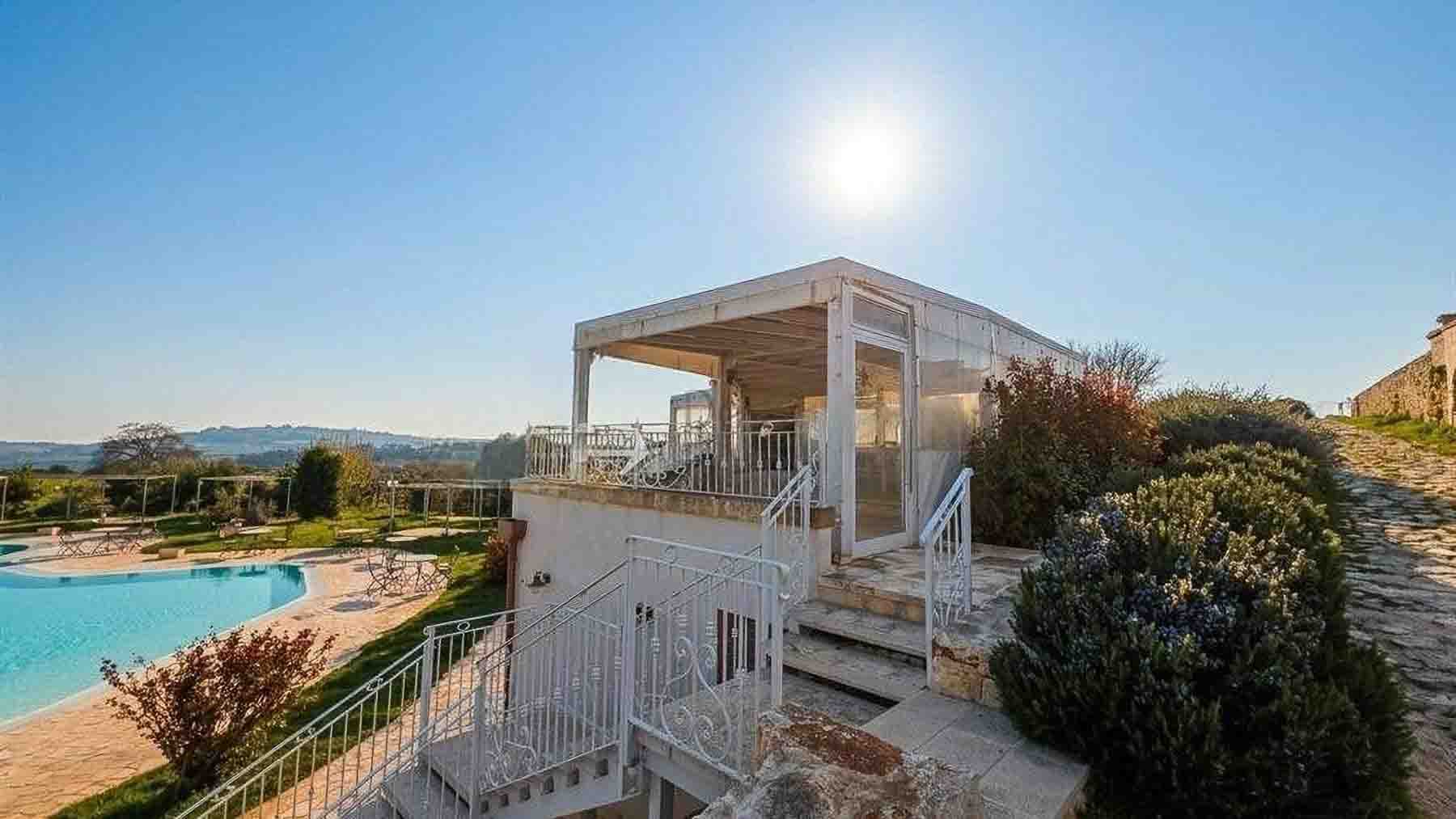 Masseria in pietra con piscina a Mottola, Puglia