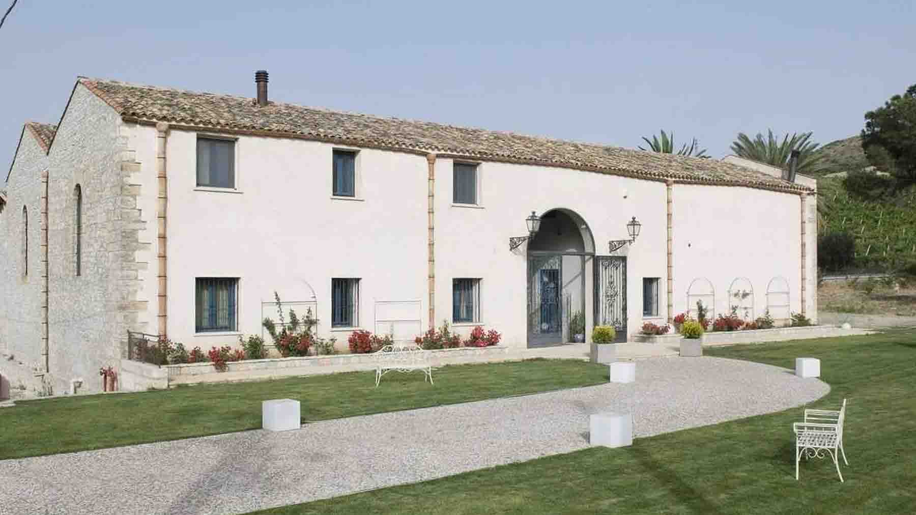 Palazzo con Piscina a Calatafimi-Segesta, Sicilia