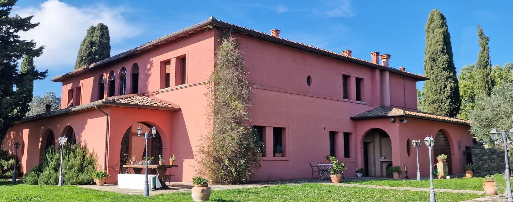 Estate Complex in Monte San Savino, Tuscany