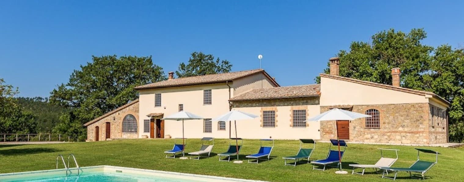 Casale toscano con piscina nella campagna senese