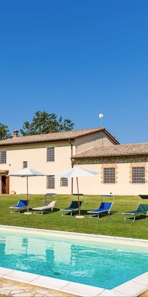 Casale toscano con piscina nella campagna senese
