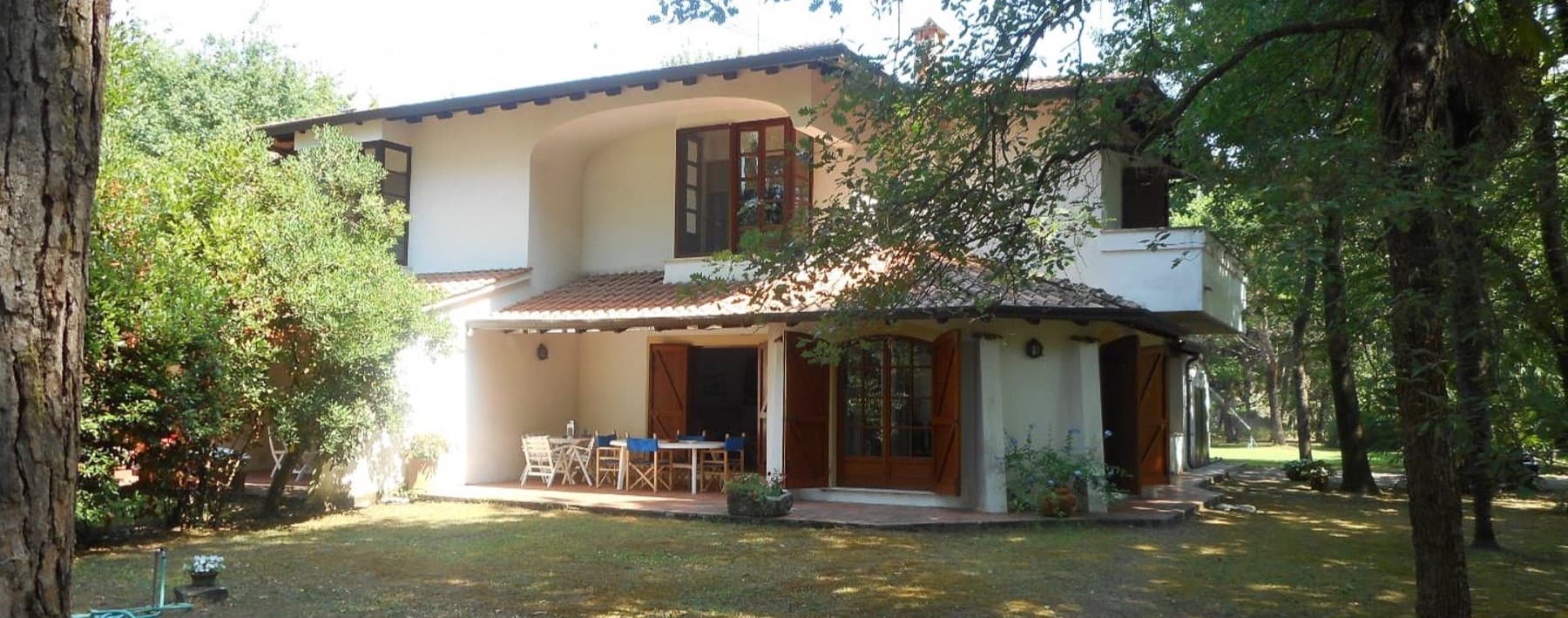 Villa esclusiva a Massa, immersa nel verde toscano