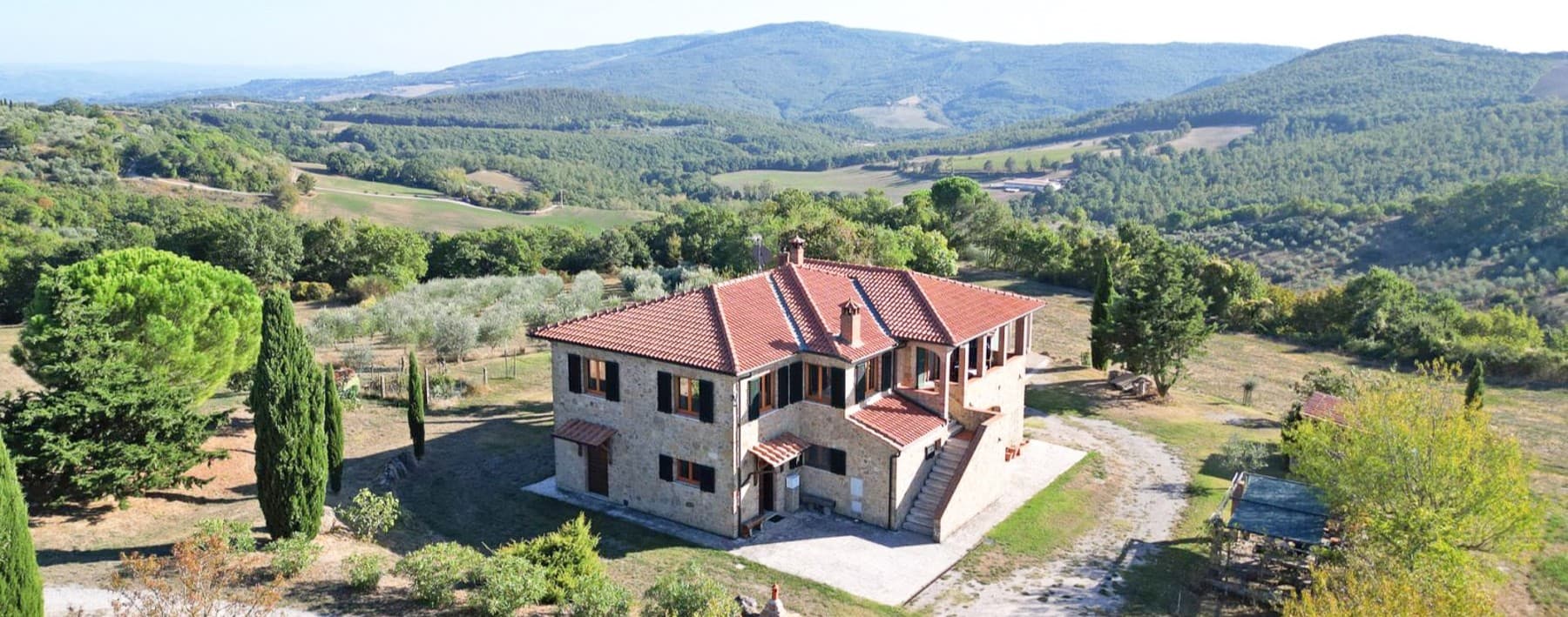 Casale panoramico a Montepulciano, 30 ettari di terreno