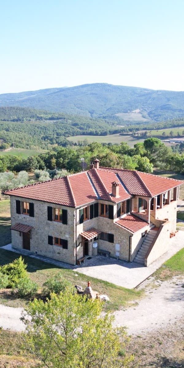 Casale panoramico a Montepulciano, 30 ettari di terreno