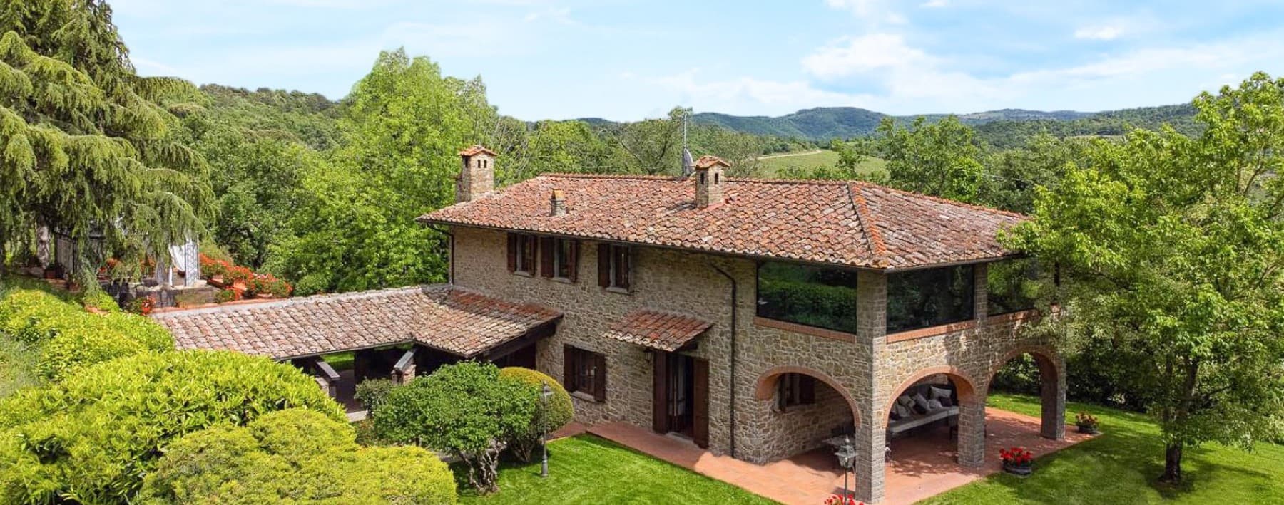 Casale panoramico ad Arezzo, 1,5 ettari di verde