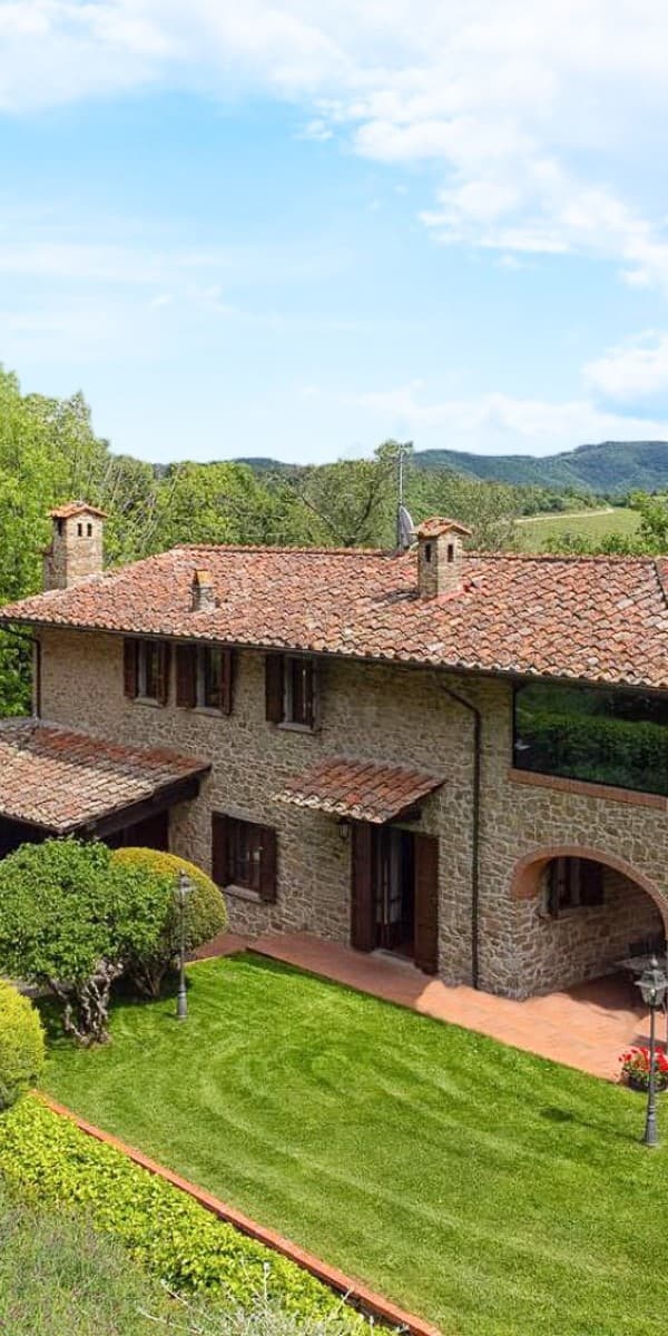 Casale panoramico ad Arezzo, 1,5 ettari di verde