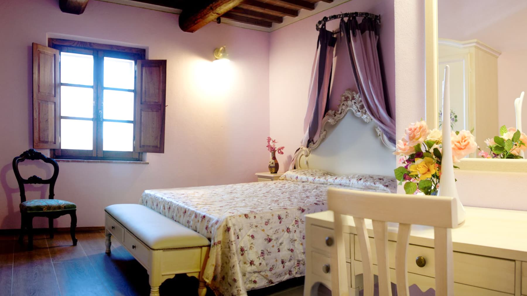 Casale tipico toscano con ampio giardino a Cortona