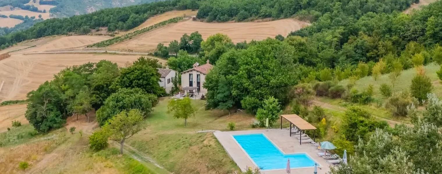 Casale storico con piscina e vista colline a Cagli