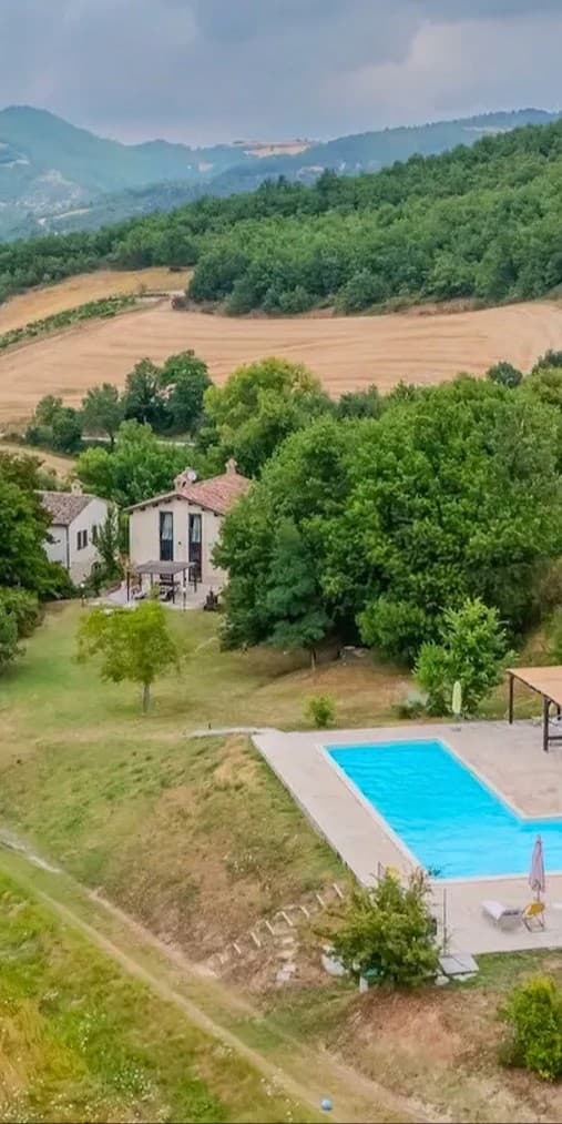 Casale storico con piscina e vista colline a Cagli