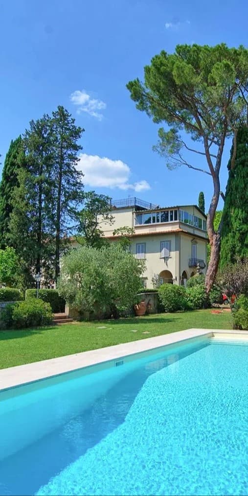 Villa di Lusso con Giardino e Piscina a Firenze