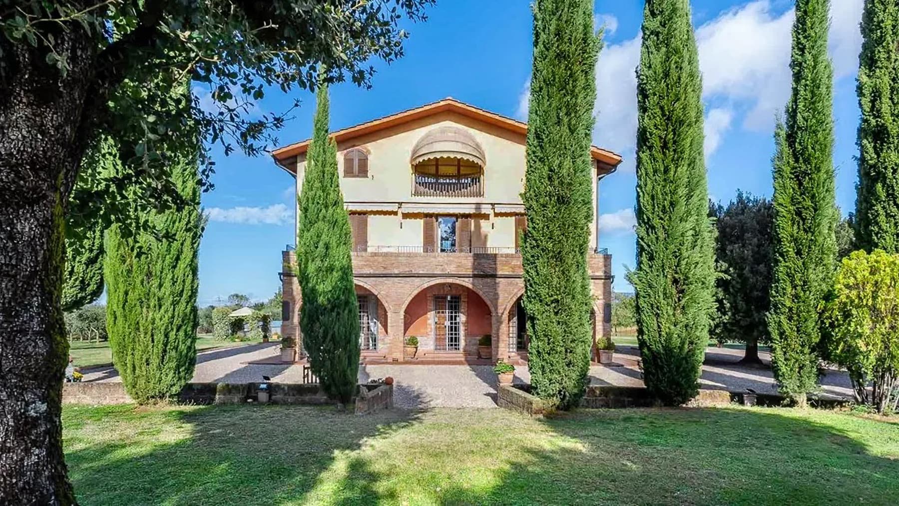 Tenuta con Piscina Interna a Cortona, Toscana