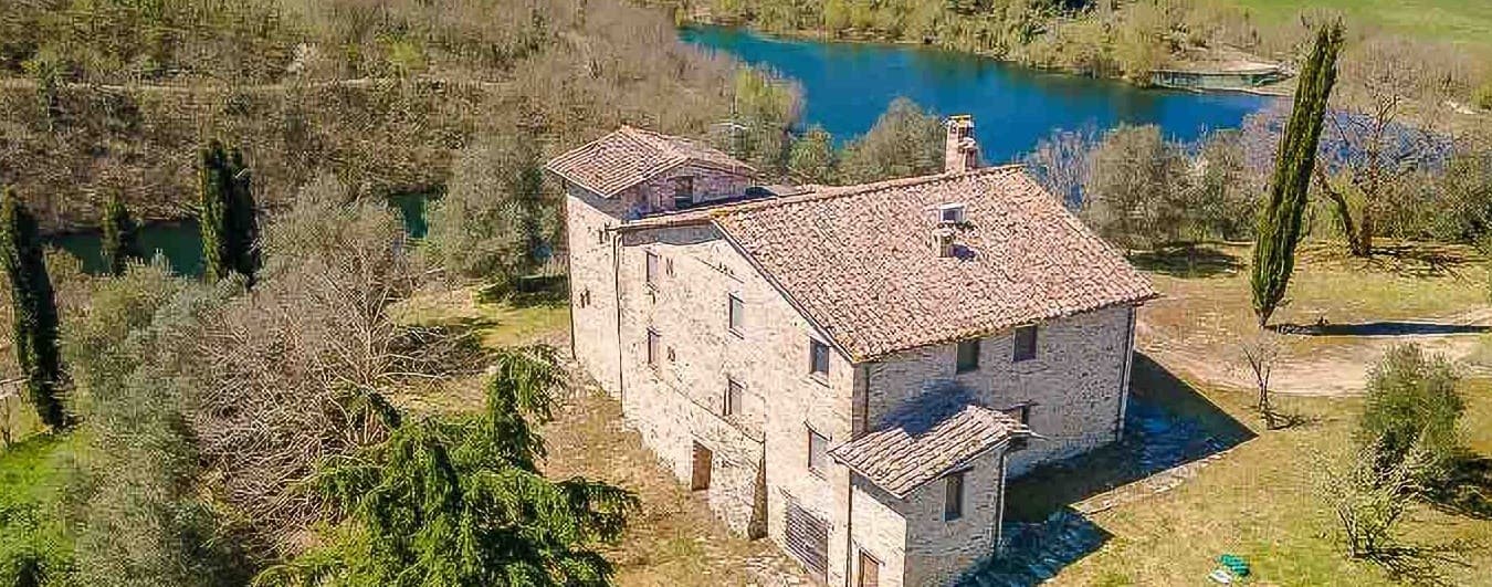 Casale storico con piscina a Umbertide, Umbria