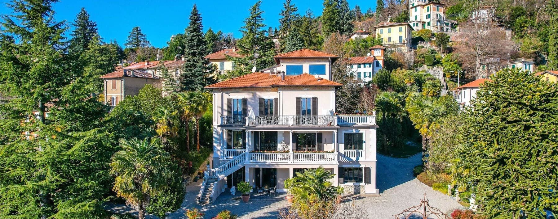 Villa Liberty a Varese con parco e piscina