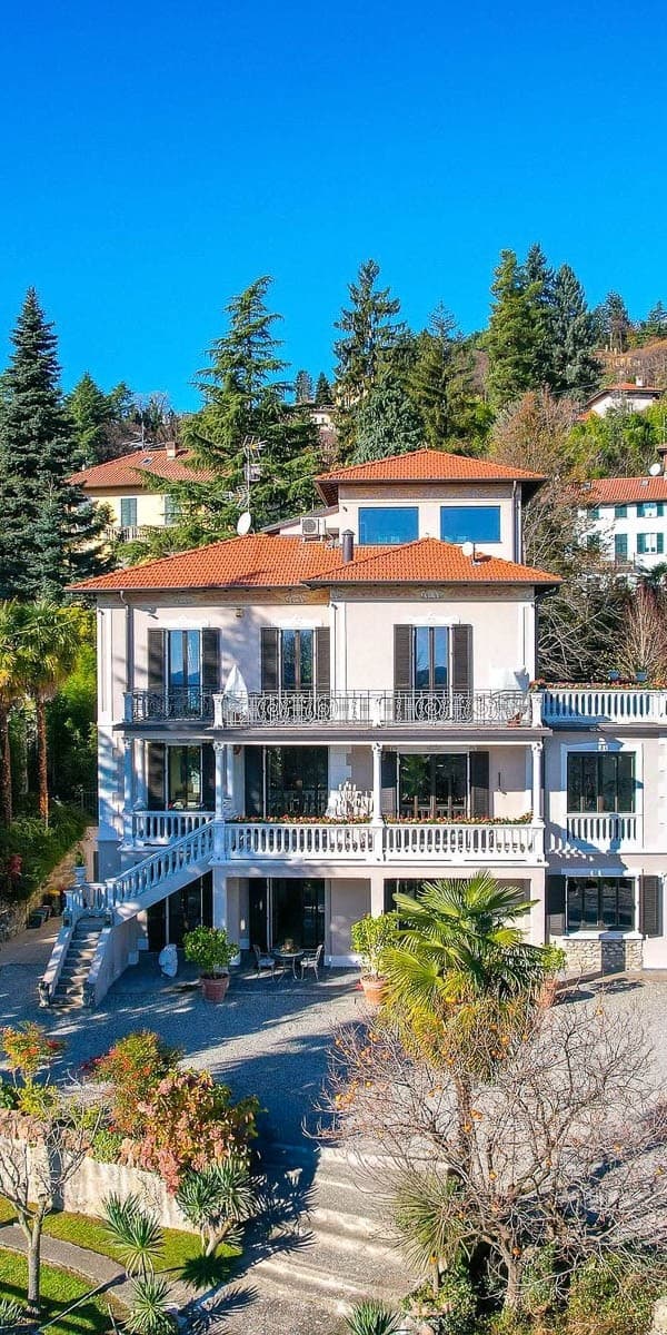 Villa Liberty a Varese con parco e piscina