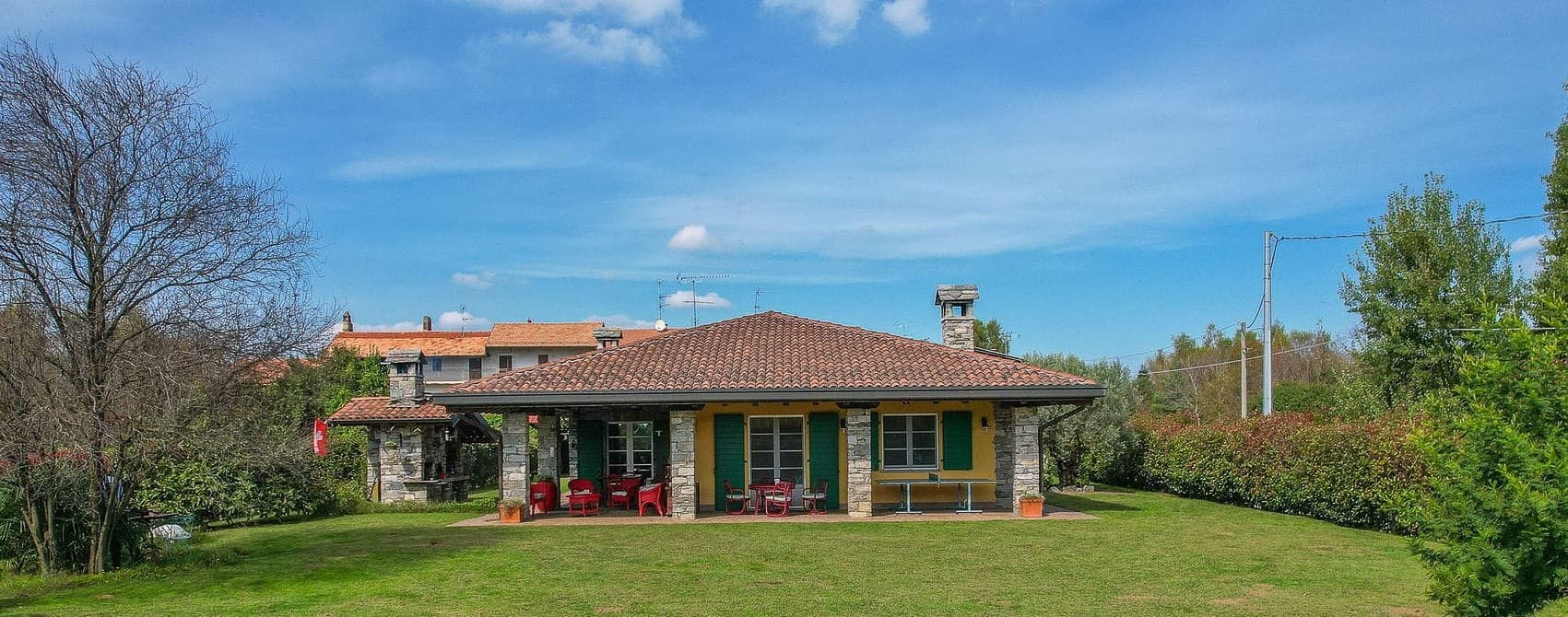 Villa indipendente con piscina a Gattico-Veruno