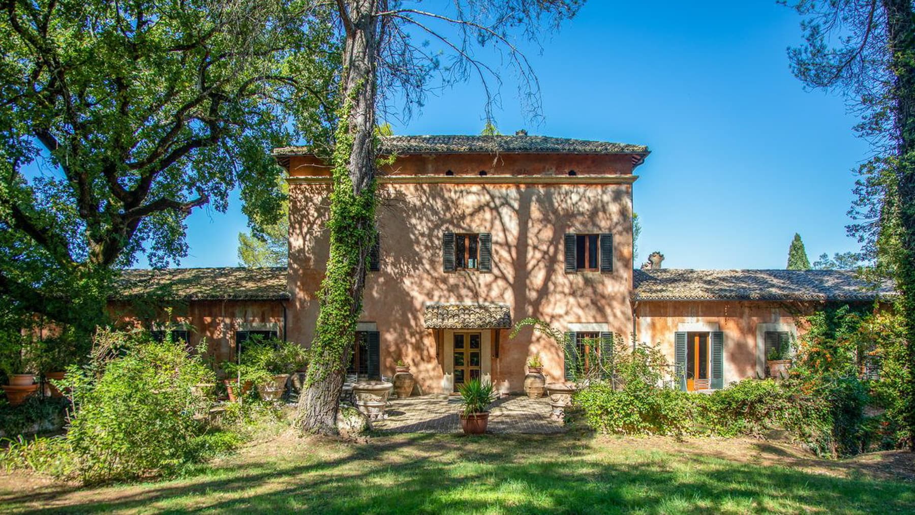 Villa d'epoca nel verde di Spoleto, 882 mq di charme