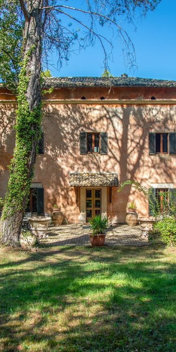Villa d'epoca nel verde di Spoleto, 882 mq di charme