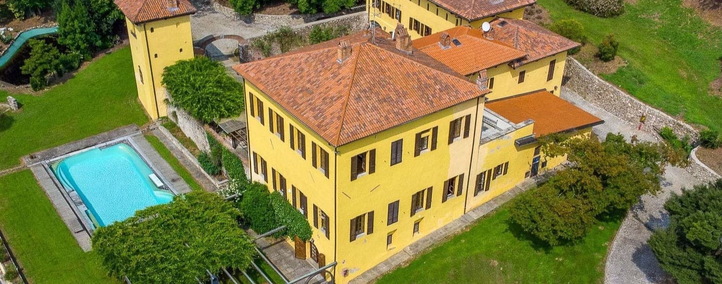 Villa esclusiva con piscina nella campagna di Pombia