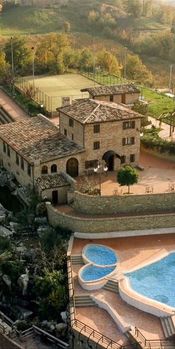 Albergo a Sarnano con piscina e campi da tennis
