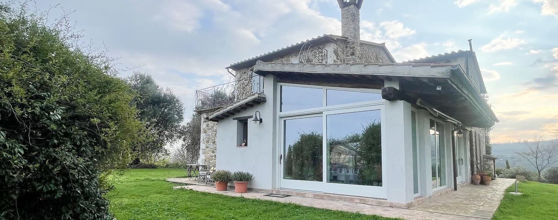Casale panoramico in Toscana, campagna di Manciano
