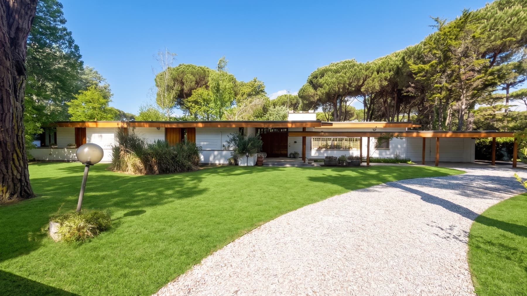 Elegant Villa with Expansive Garden in Massa, Tuscany