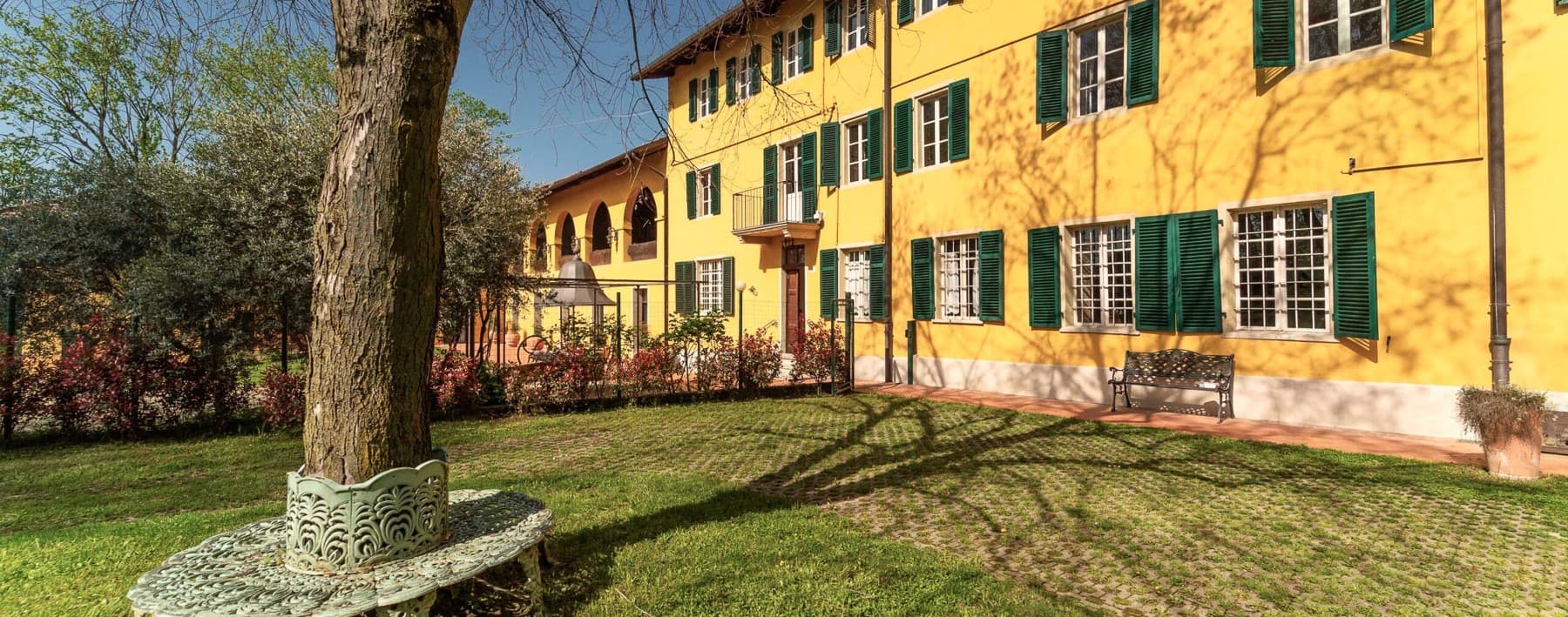 Tenuta-Complesso a Chieri: Eleganza nella campagna piemontese