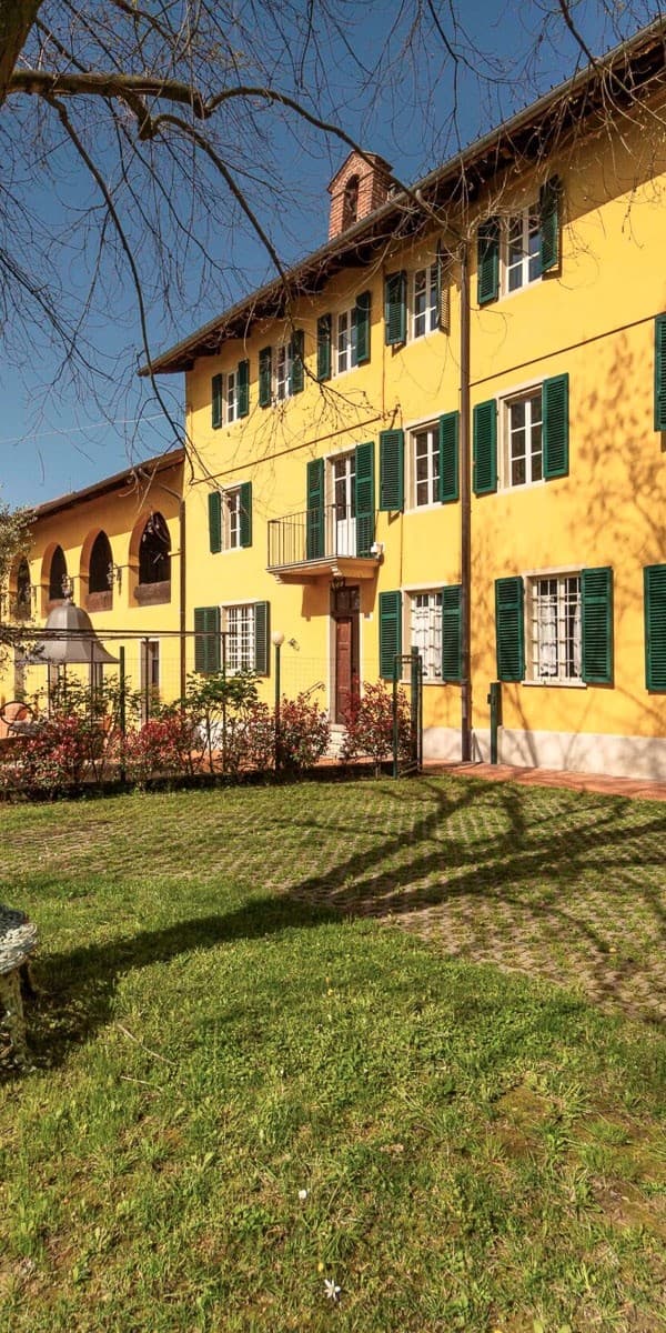 Tenuta-Complesso a Chieri: Eleganza nella campagna piemontese