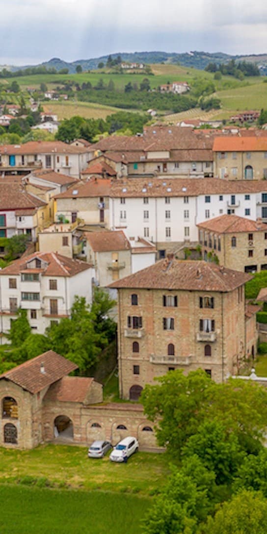 Casale di 1700 mq nelle colline di Bubbio, Langhe