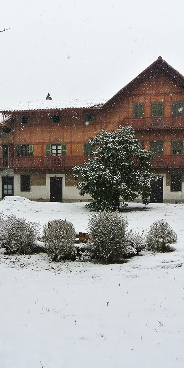 Casale storico a San Ponso con ampio terreno e affreschi