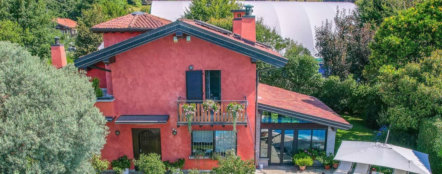 Charming Villa in Barasso, Lombardy