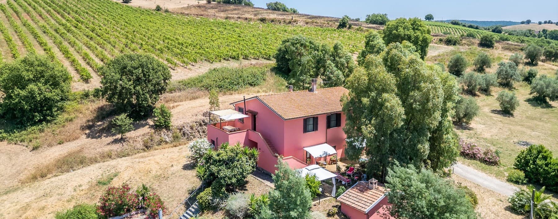 Casale con 25 ettari nel cuore della Toscana