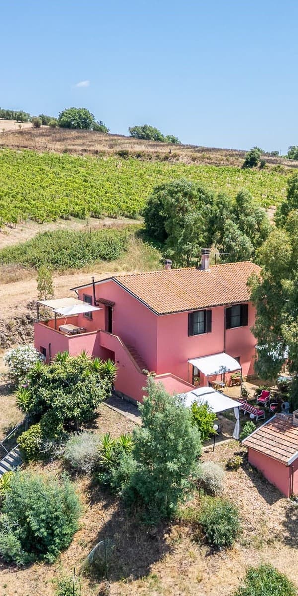 Casale con 25 ettari nel cuore della Toscana