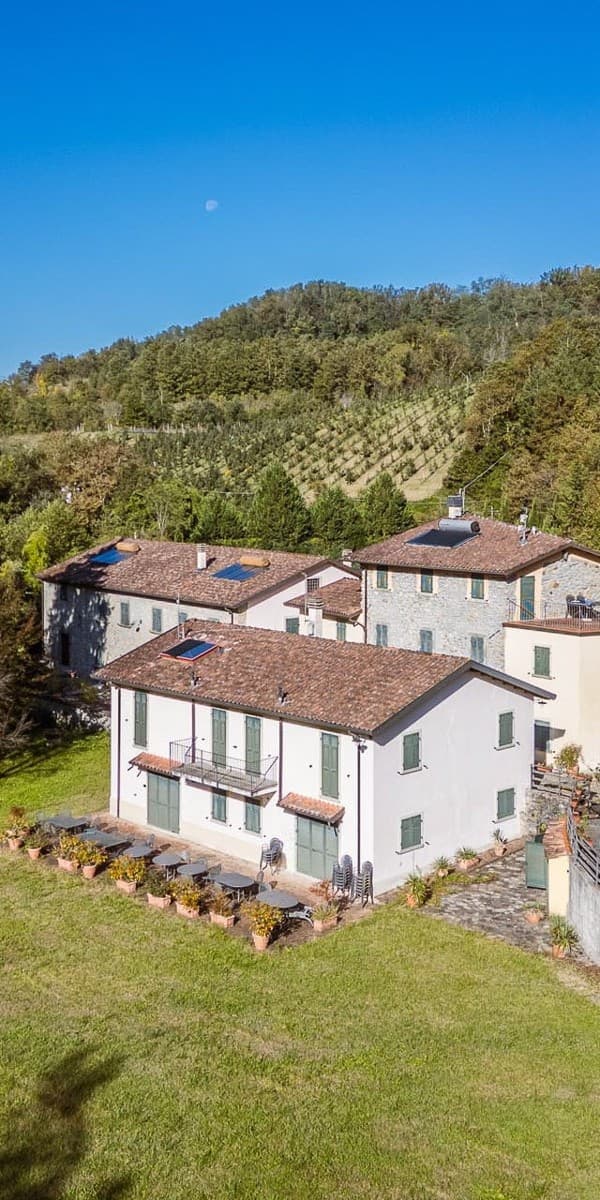Casale storico in Toscana, 1320 mq di charme a Fivizzano