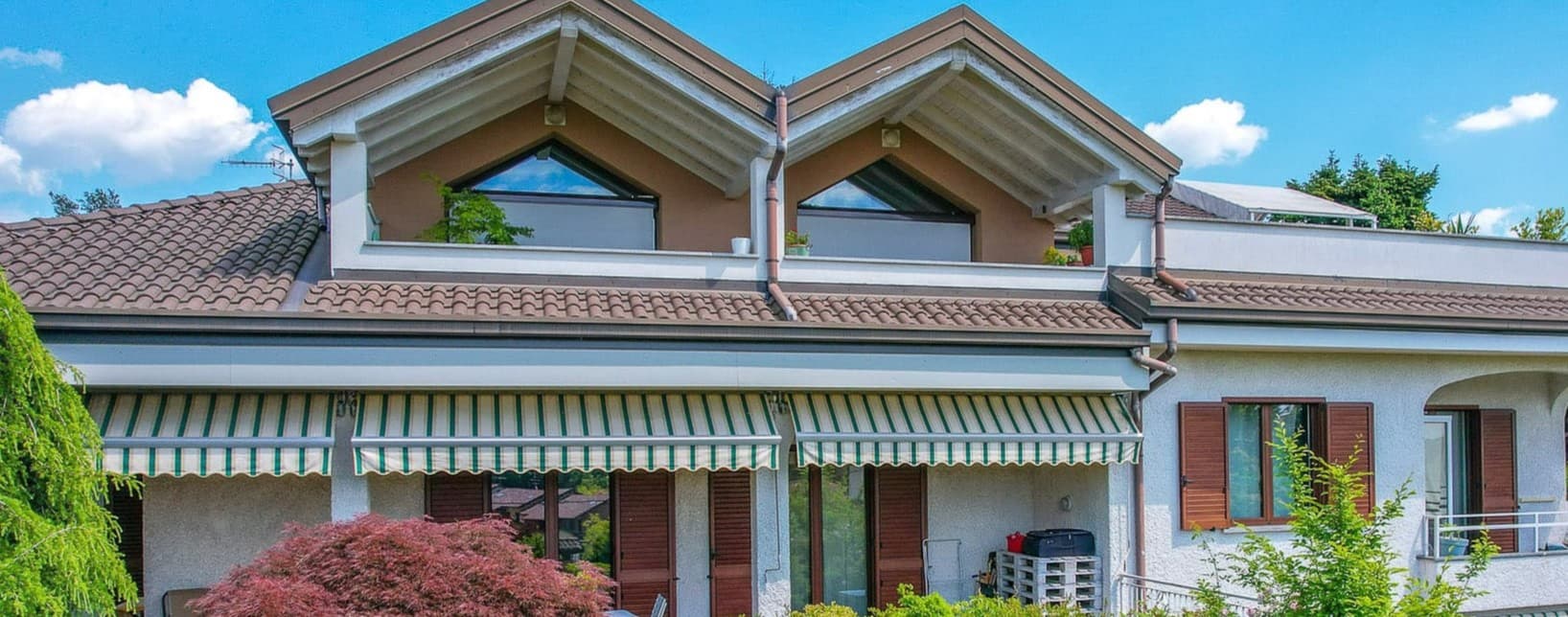 Villa con Piscina e Giardino Ampio a Castronno