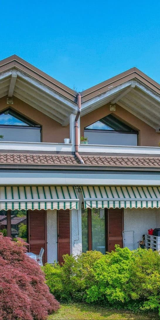 Villa con Piscina e Giardino Ampio a Castronno