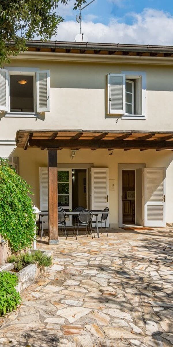 Casa indipendente a Pietrasanta, cuore della Versilia