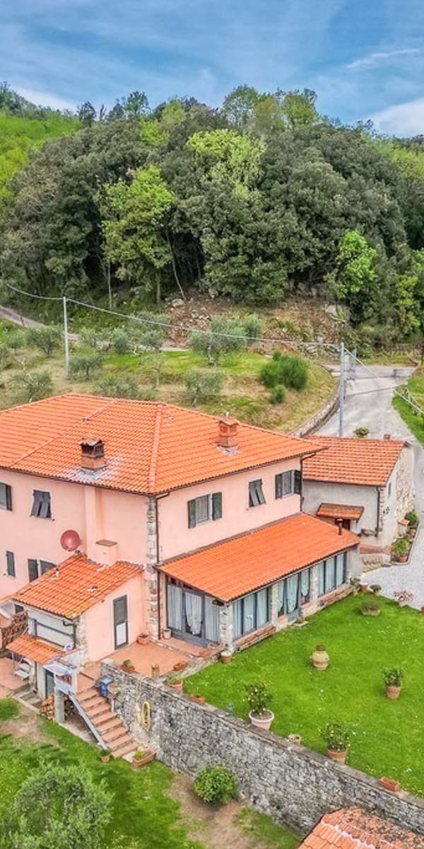 Casale incantevole a Pescaglia, 360 mq di eleganza rustica