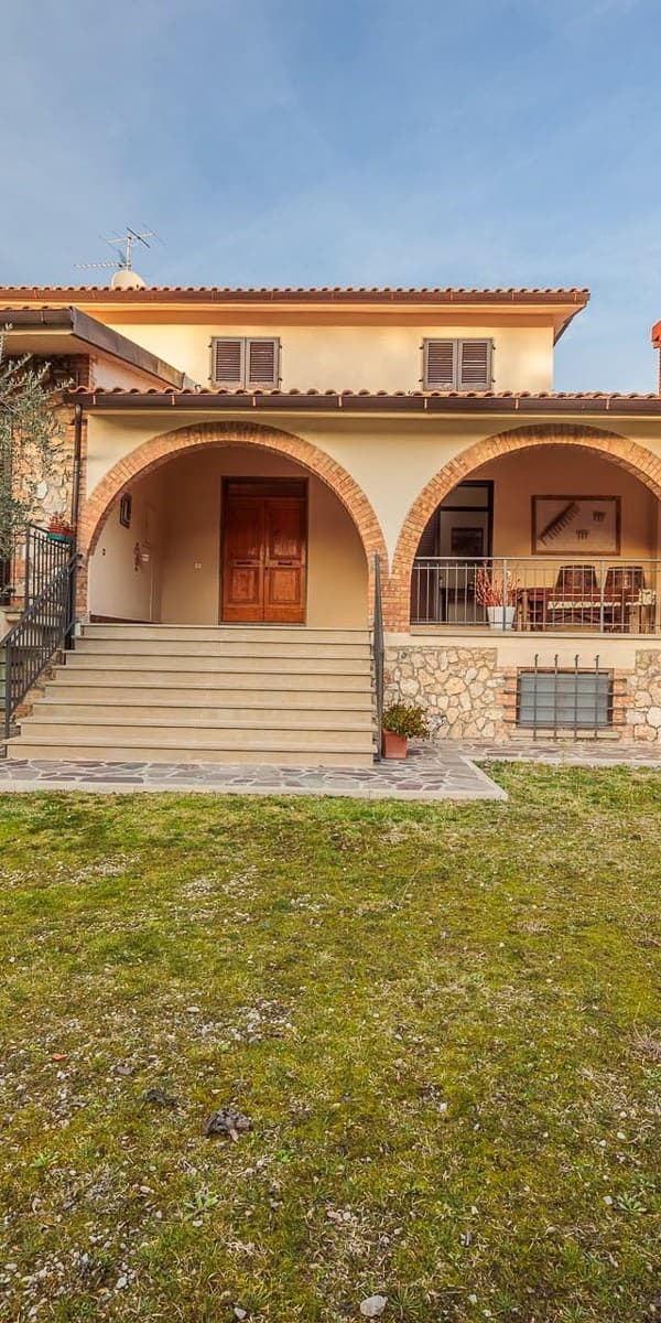 Villa con Piscina e Giardino a Montaione, Toscana