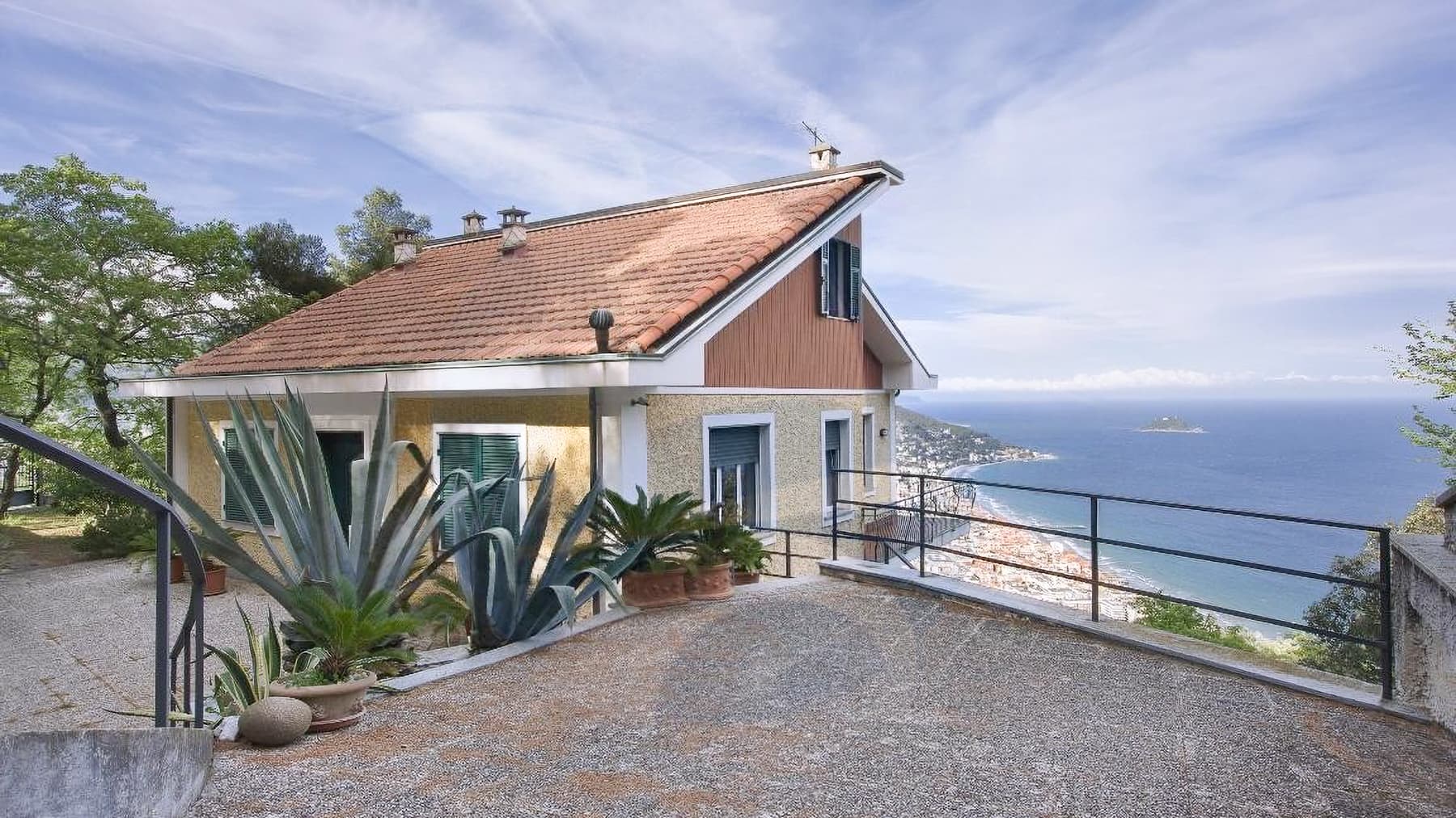 Casa semindipendente ad Alassio, 300 mq di eleganza
