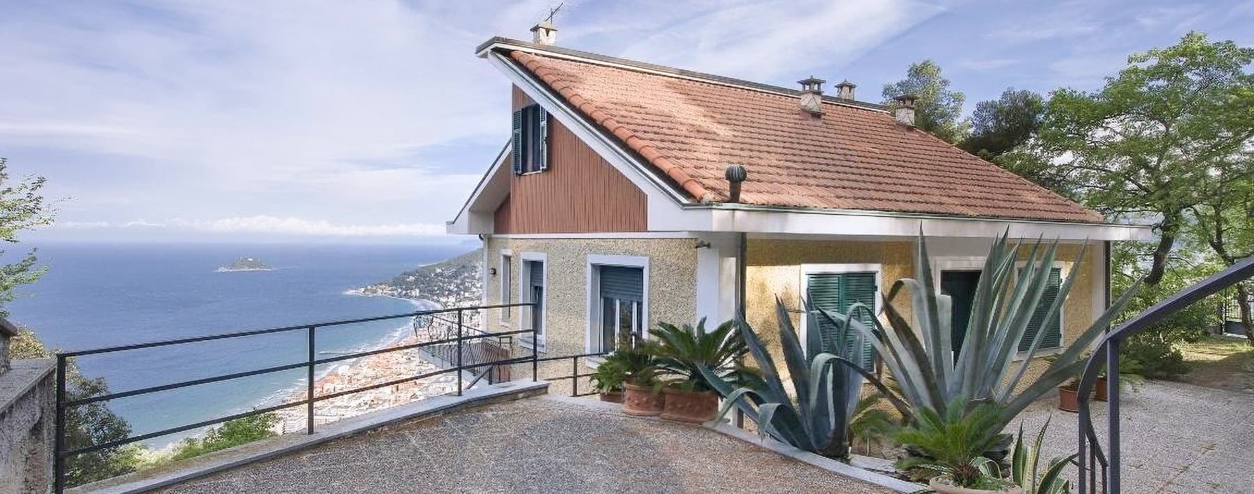 Casa semindipendente ad Alassio, 300 mq di eleganza