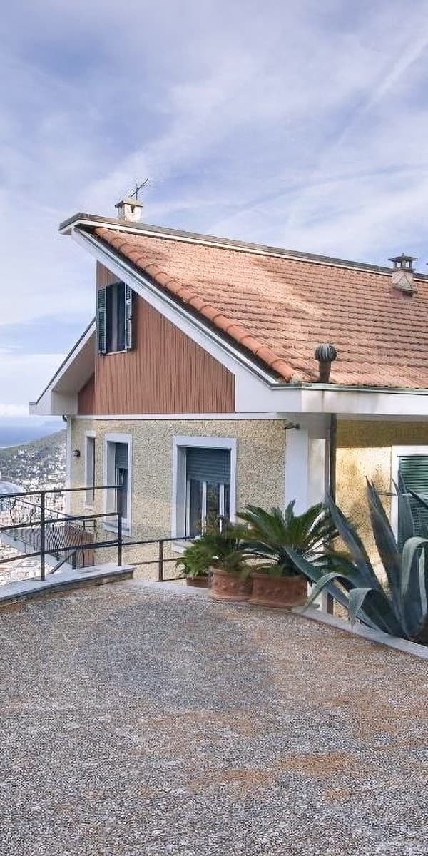 Casa semindipendente ad Alassio, 300 mq di eleganza
