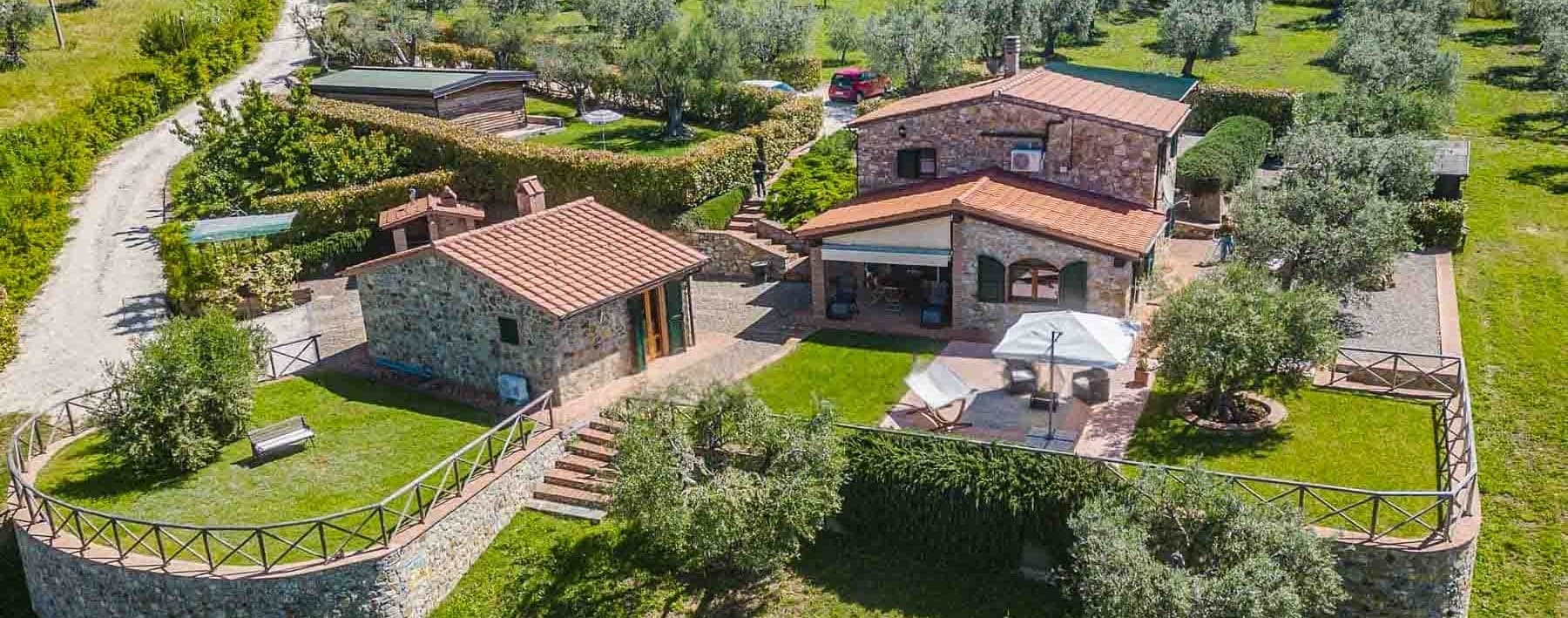 Casale in pietra nel verde della Maremma Toscana