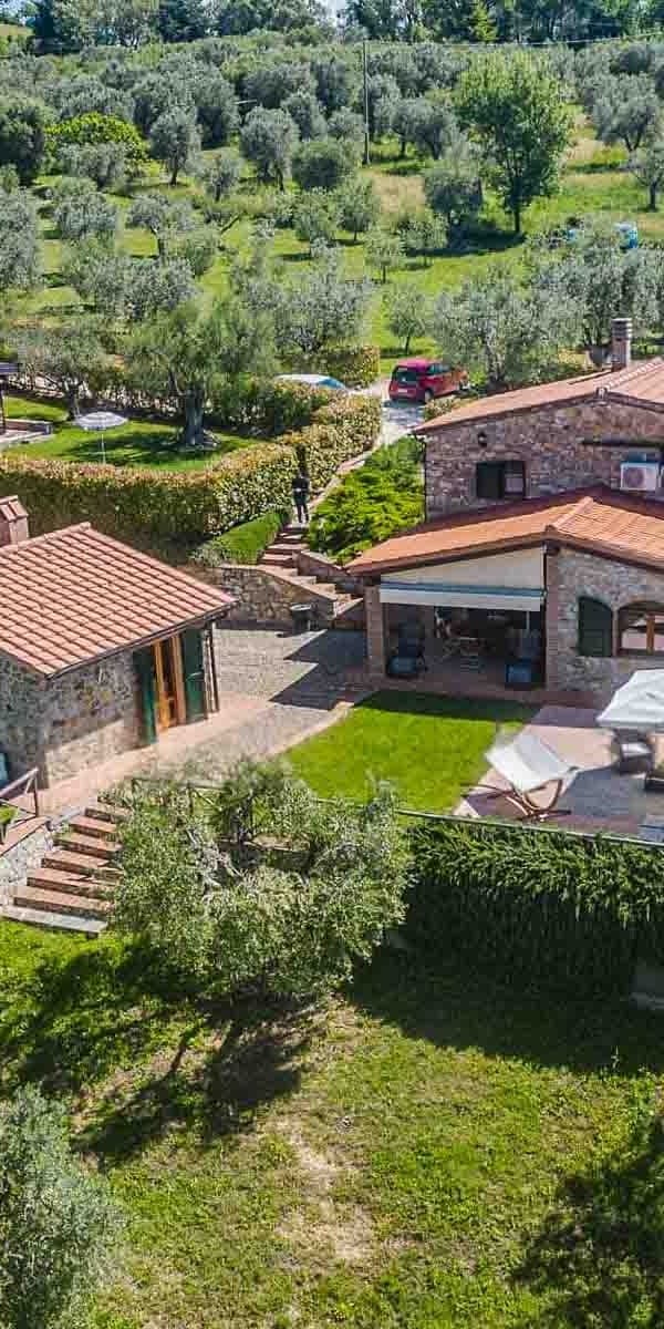 Casale in pietra nel verde della Maremma Toscana