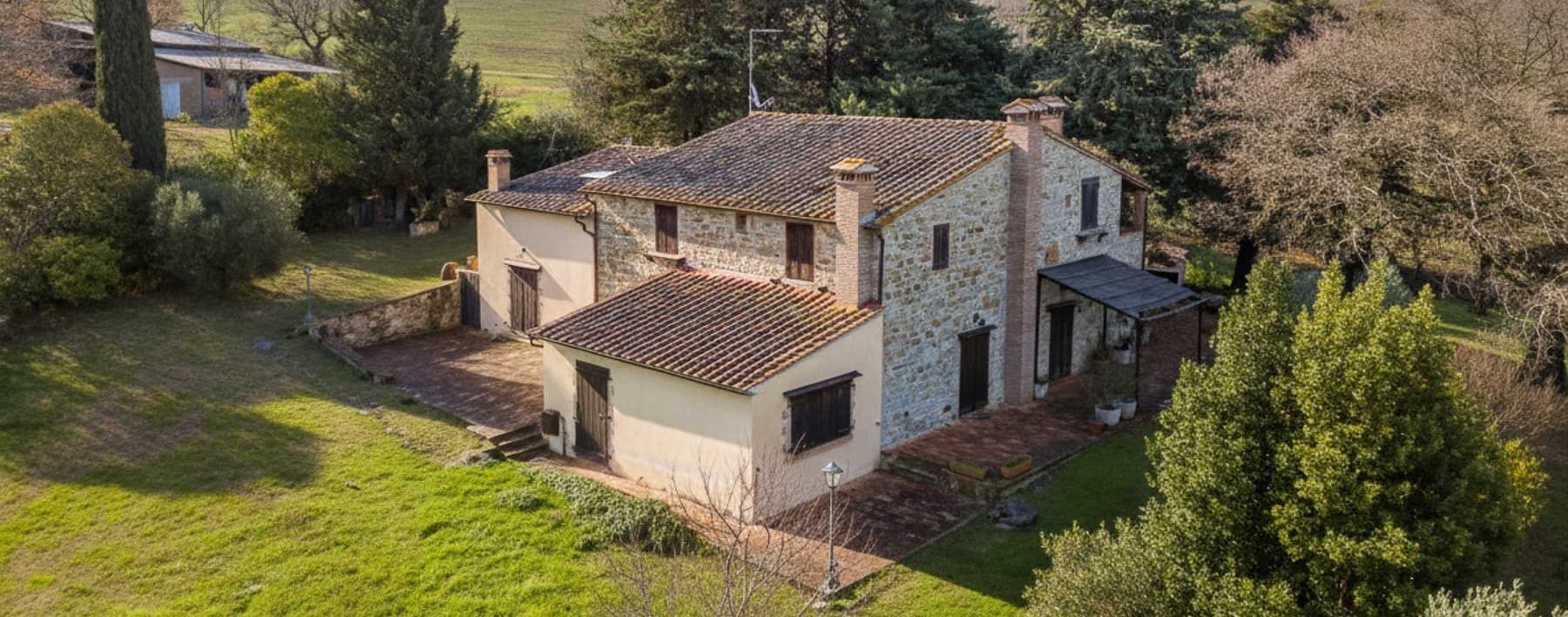 Casale in pietra nella tranquilla campagna toscana