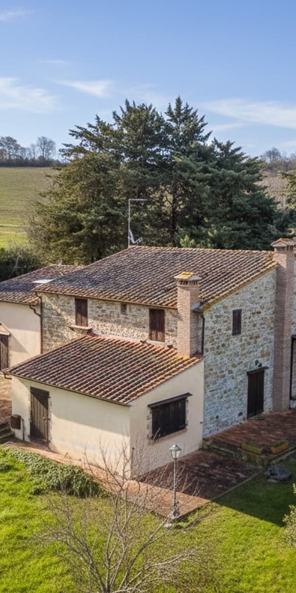Casale in pietra nella tranquilla campagna toscana