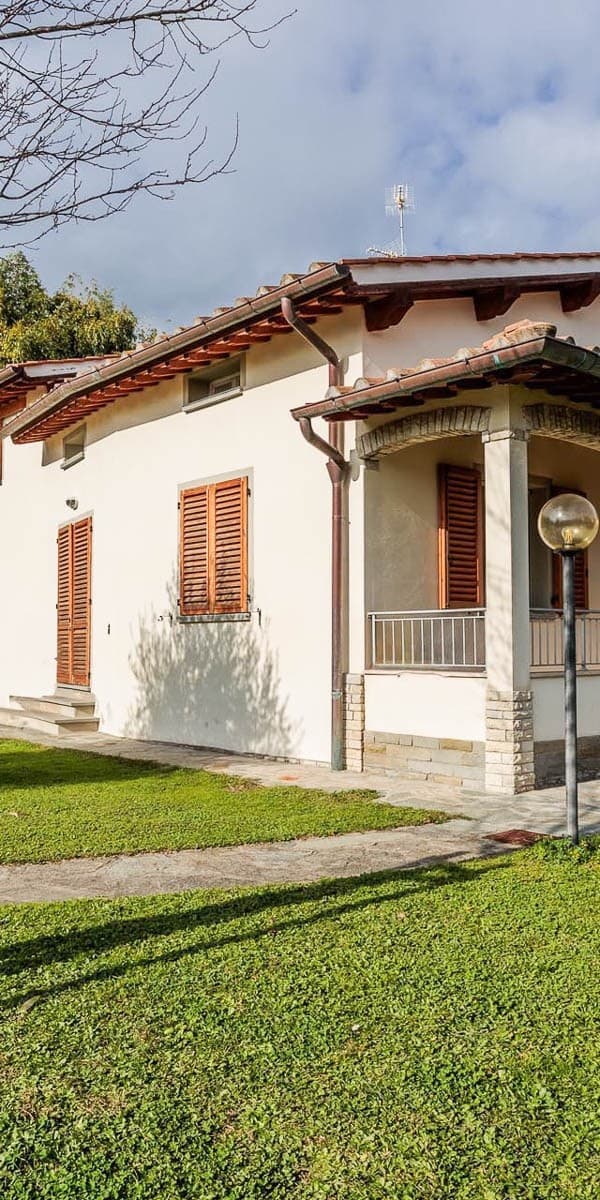 Villa con piscina a Serrapetrona, cuore della Toscana