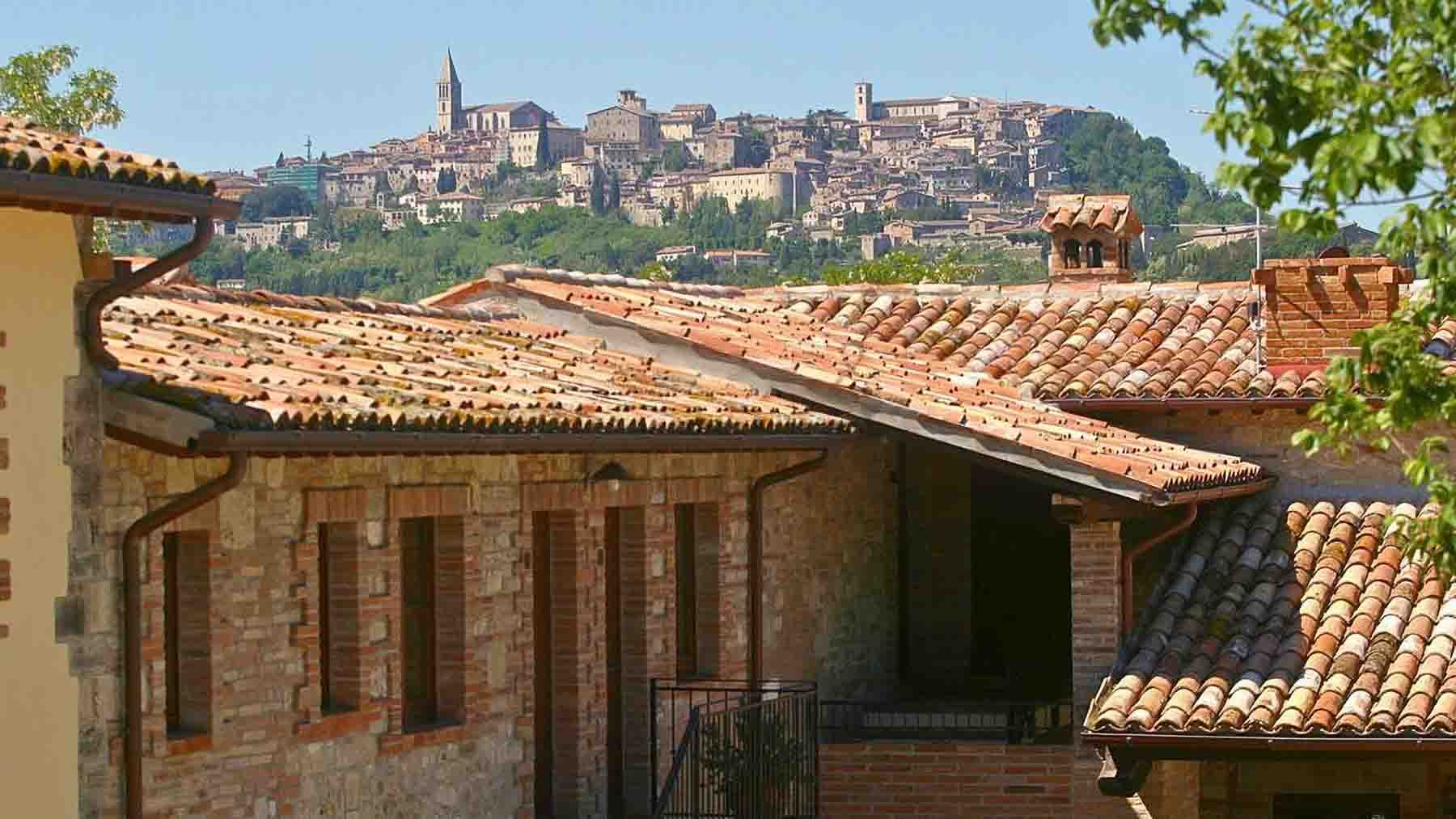 Villa in pietra con piscina e giardino, Umbria